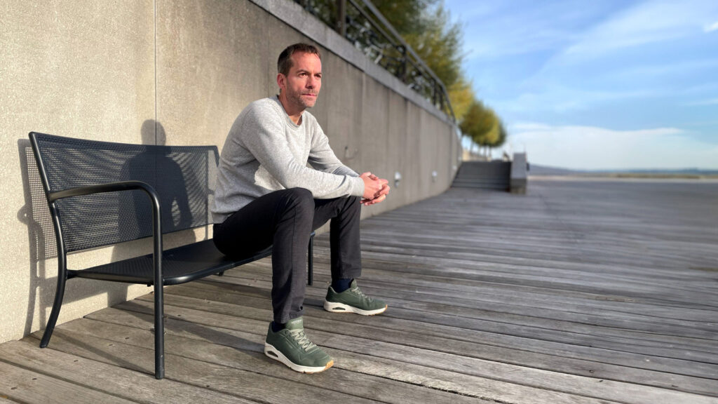 Anders Bjarnarson, mandlig eksistentiel psykoterapeut på Østerbro, sidder på bænk ved havnen i KBH og reflekterer over terapi.