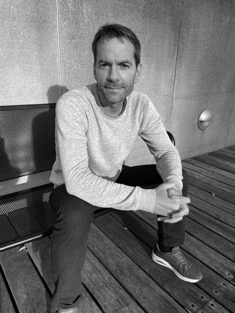 Anders Bjarnarson, psykoterapeut på Østerbro i København, smiler ind i kameraet.