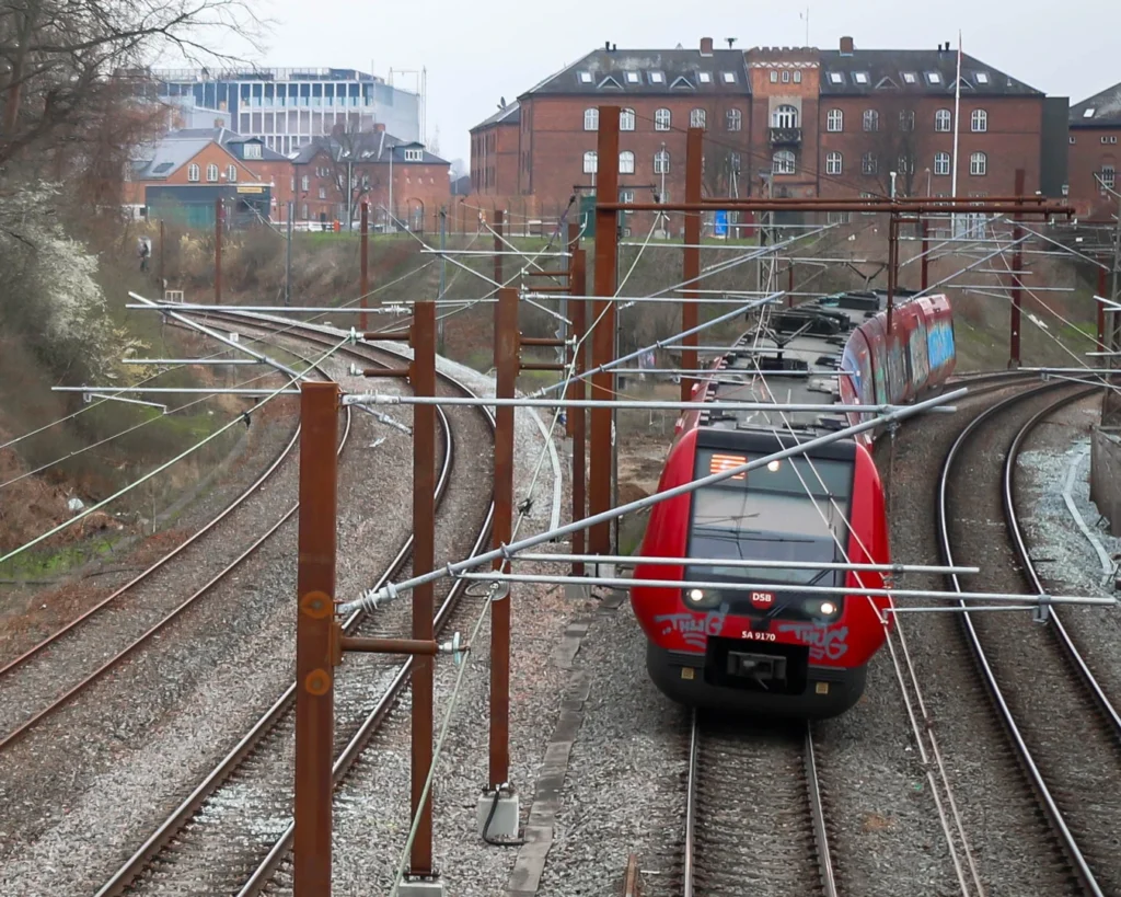 S-tog på vej mod Svanemøllen Station med Svanemøllen Kaserne i baggrunden