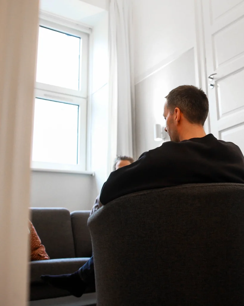 Terapeutisk samtale mellem to mennesker i klinikken på Østerbro i København