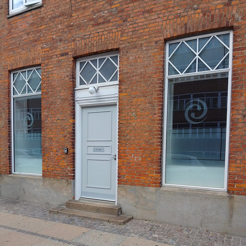 Billede af indgangspartiet til klinikken på Østerbro i København, hvor der tilbydes samtalereapi.