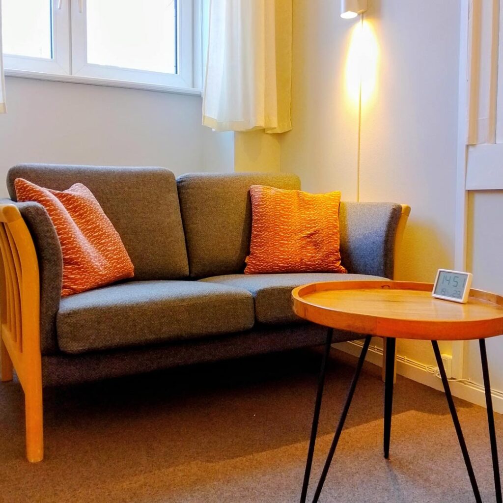 Billede af sofa i terapirum i klinikken på Østerbro i København, hvor der tilbydes samtaleterapi.