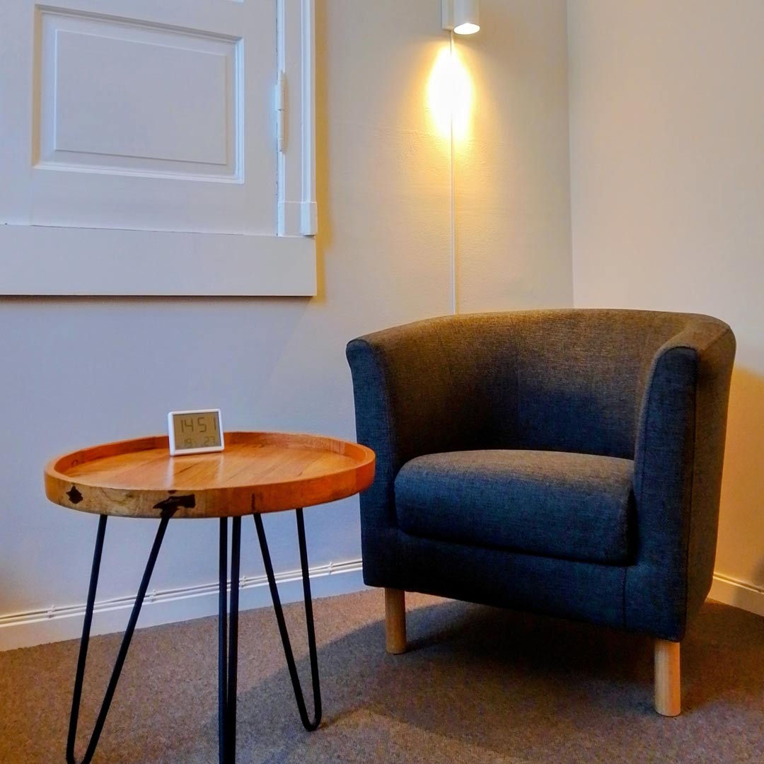 Billede af sofastol i terapirum i klinikken på Østerbro i København, hvor der tilbydes samtaleterapi.