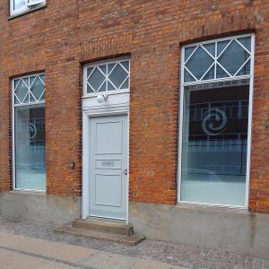 Billede af indgangspartiet til klinikken på Østerbro i København, hvor der tilbydes samtalereapi.