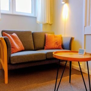 Billede af sofa i terapirum i klinikken på Østerbro i København, hvor der tilbydes samtaleterapi.