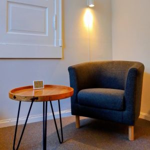 Billede af sofastol i terapirum i klinikken på Østerbro i København, hvor der tilbydes samtaleterapi.